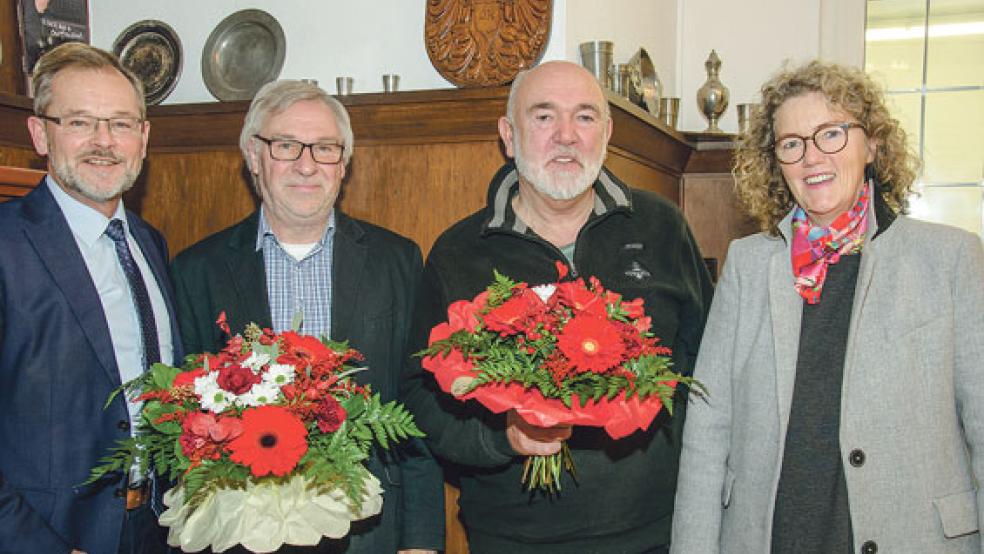 Blumen für die Urgesteine: Verlegerin Margarethe Lindemann und Geschäftsführer Bernd Lindemann (links) danken den langjährigen Risius-Mitarbeitern Evert Pastoor (Zweiter von links) und Richard Frey für ihren Einsatz. © Foto: Hanken