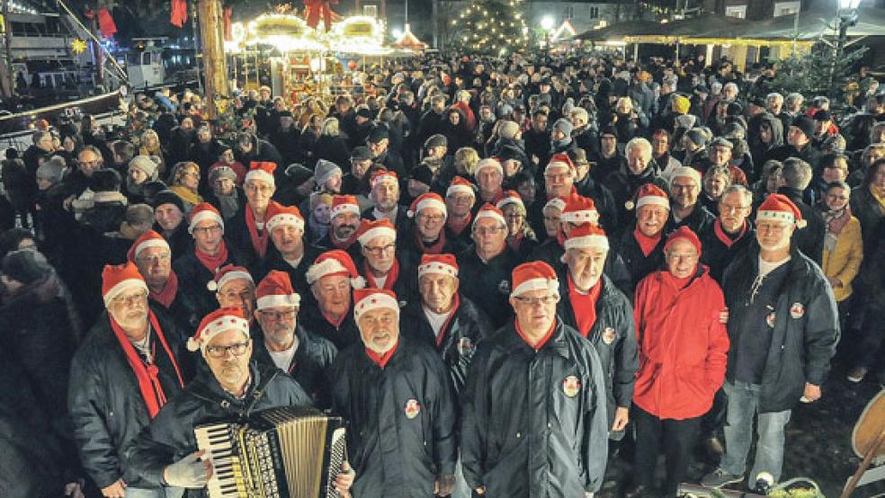 Der »Bingumer Shanty Chor« gestaltet traditionell das Abschlussprogramm auf dem Waageplatz in Leer mit. © Foto: Wolters