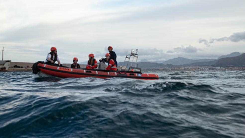 Rettungsübung: Vor dem Aufbruch zur »Mission AK 1909« trainierten die Stammbesatzung und die Volunteers mit den Einsatz-Schlauchbooten. © Foto: Jana Stallein (Sea Eye)