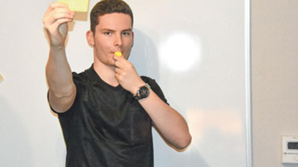 Tom Jungeblut erhielt vom Schiedsrichterausschuss die Goldene Pfeife. © Hilbrands