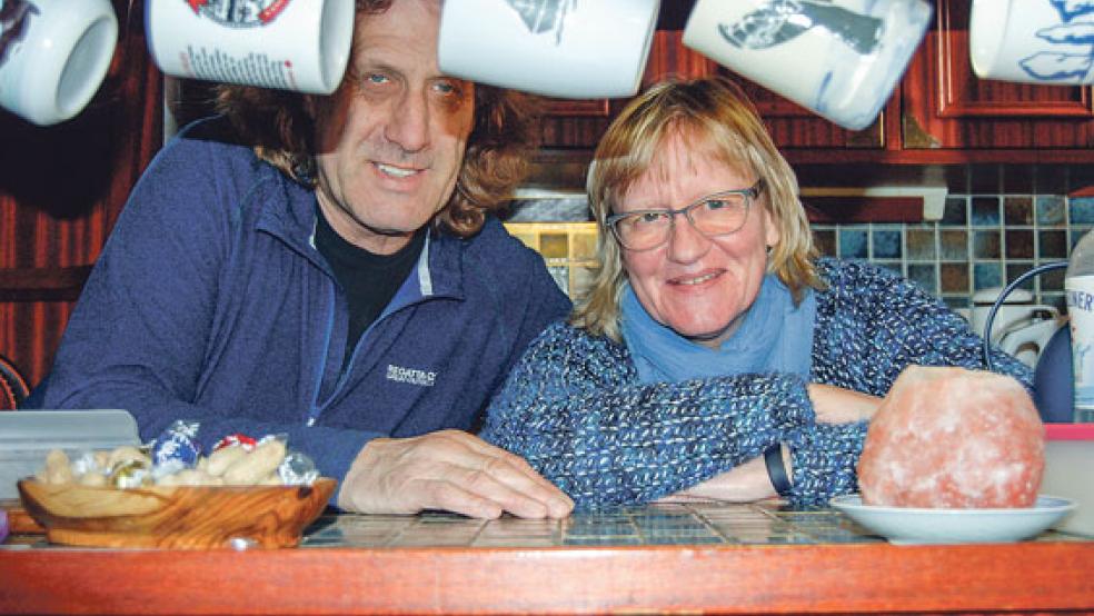 Gruß von Bord: Jürgen und Sabine Sattler in der engen Bordküche der »Pacifico«. Hier wird heute Hähnchen als Weihnachtsmenü zubereitet. © Foto: Hoegen