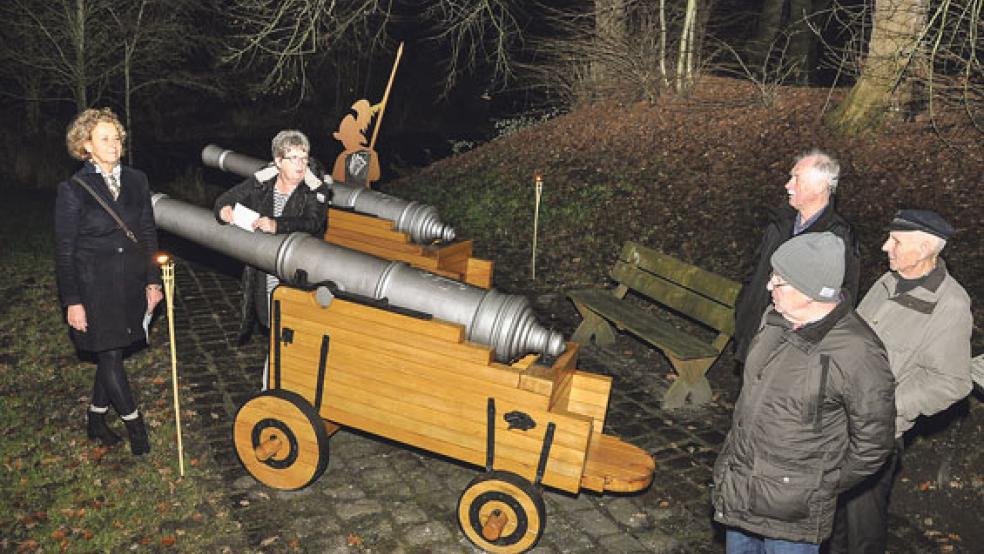 Ein Stück Heimatgeschichte der kriegerischen Art: Die Nachbauten der Kanonen erinnern an die Festungszeit in Leerort. © Foto: Wolters