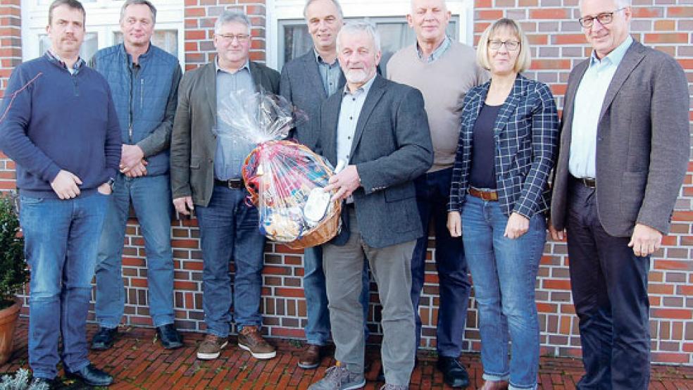 Wurden von Dezernatsteilleiterin Marlies Wieghaus (Zweite von rechts) und Dezernatsleiter Ralf Krummel (rechts) vom Amt für regionale Landesentwicklung Weser-Ems für ihre langjährige ehrenamtliche Tätigkeit für den Flurbereinigungsverband Ostfriesland geehrt: Verbandsvorsitzender Gerjet Meyenburg (Vierter von rechts) und seine Vorstandskollegen Heiko Wäcken, Richard-Harms Neunaber, Johann Meyer, Holger van Vlyten aus Nendorp und Dirk-Berend Meinders (von links). © Foto: Amt für regionale Landesentwicklung Weser-Ems