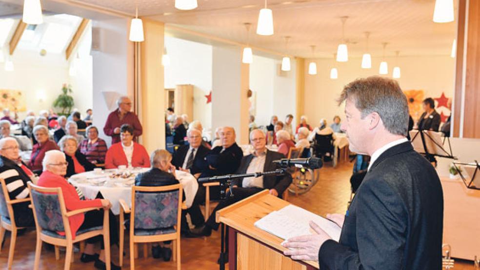 In seiner Ansprache auf der Adventsfeier des Altenzentrums betonte Andreas Cramer unter anderem die Bedeutung der über 70 Ehrenamtlichen, die sich für die Bewohner engagieren. © Foto: Bruins