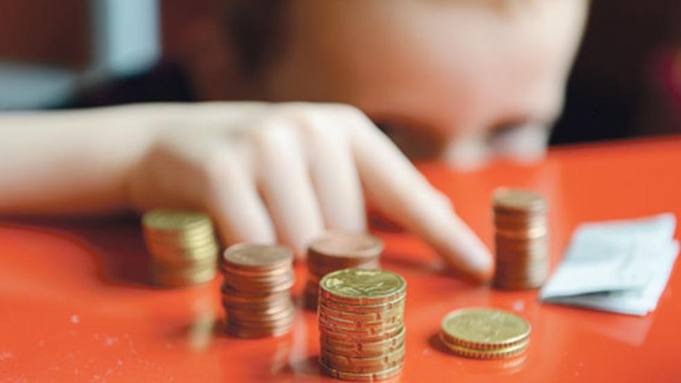 Am Ende des Monats wird es für einige Familien finanziell schwierig, noch über die Runden zu kommen. © Foto: Kalaene (dpa)