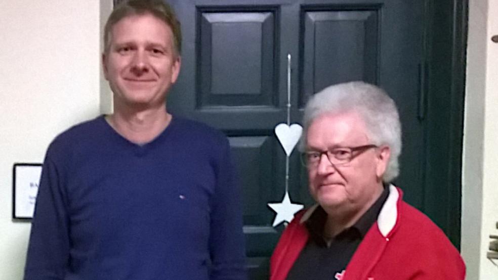 Karl-Heinz Türke vom DRK Weener gratuliert Günter Yzer zu seiner 100. Spende. © DRK Rheiderland