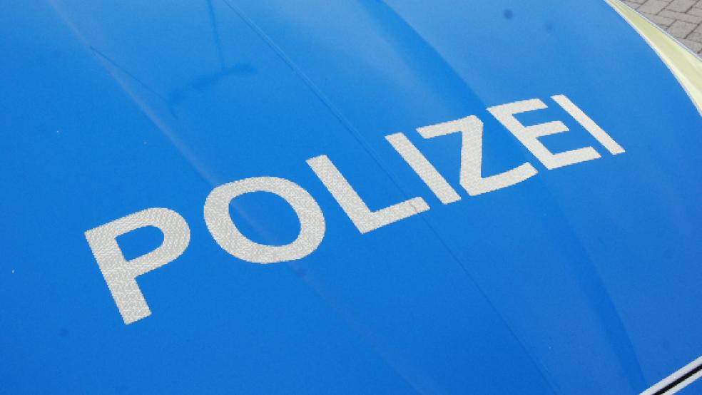 Im Graben fanden zwei Polizisten den Wagen eines 31-jährigen Weeneraners, der betrunken in Rhauderfehn verunglückt war. © Hoegen