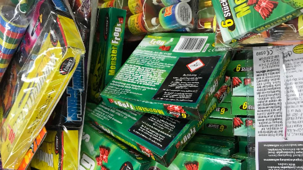 Die Auswahl an Feuerwerkskörpern ist groß - ebenso gewaltig sind die Gefahren im Umgang mit ihnen. © Hoegen