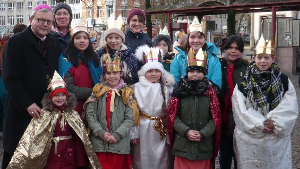 Die Sternsinger aus dem Rheiderland mit ihren Begleitern und Bischof Franz-Josef Bode. © privat