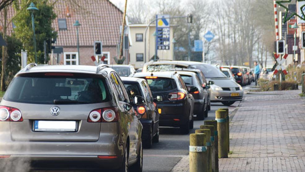 Selbst bei der Sperrung der Autobahn in den letzten Wochen herrschte in Bunde nicht so ein Verkehrsaufkommen wie am Samstag beim »Vuurwerks Verkoop«.  © Fotos: Himstedt