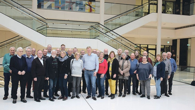 Ulf Thiele empfängt Reisegruppe aus Kreis Leer im Landtag