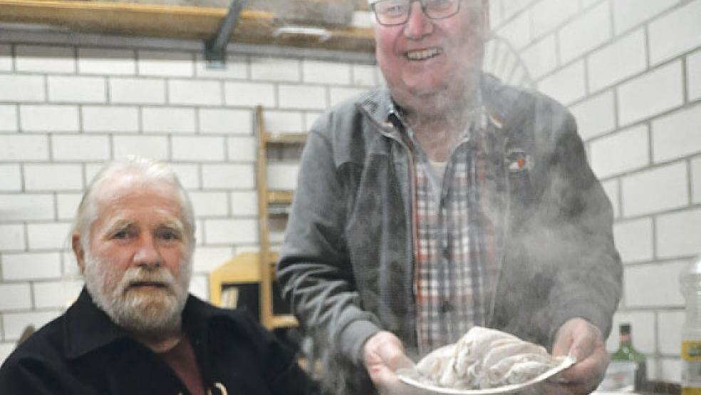 Gut gelaunt beim Stint-Braten: Jan-Lohmann Bruhns und Luitpold Handwerker. © Fotos: Wolters