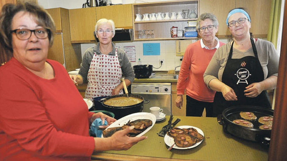 Roswita van Jingelt, Martha Bruhns, Gisela Bruhns und Karin Bruhns (von links) bereiteten im Gemeindehaus in Ditzum Speckendicken für die Gäste zu.  © Fotos: Wolters