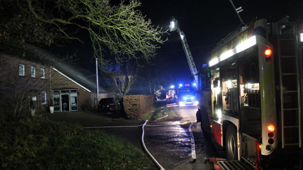 Die Feuerwehr war mit einem Großaufgebot beim Brand eines Stalls in Wiesens im Einsatz. © Foto: Feuerwehr