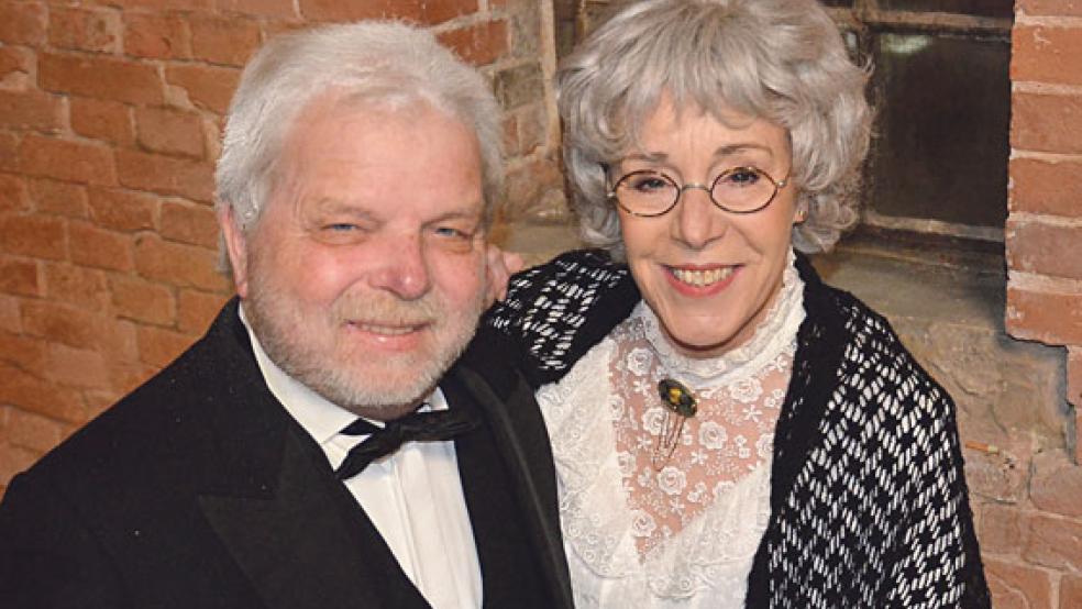 Miss Sophie (Gunda Winterboer) und Butler Johann (Werner Tschuschke) kurz vor ihrem Auftritt im Leeraner Zollhaus. © Foto: Ammermann