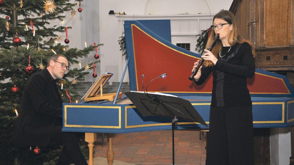 Musiker-Ehepaar Thomas Bönisch und Ulrike Folch-Bönisch begeisterte das Publikum in der Kirche in Stapelmoor mit seinem Programm »Blockflöte, Cembalo, Orgel und Gesang im Zeitenklang«. © Foto: Wolters