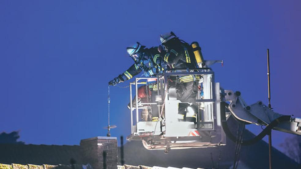 Der Schornstein wurde genau untersucht.  © Foto: Bruins