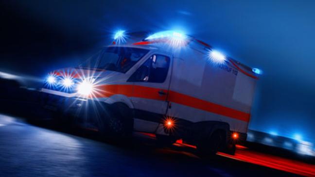 Auto prallt gegen mehrere Bäume