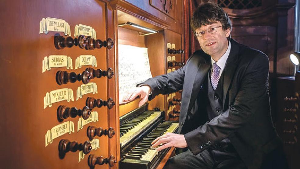 Wilfried Dahlke gilt als ausgewiesener Kenner der Arp-Schnitger-Orgel in der reformierten Georgskirche in Weener. Am kommenden Sonntag wird er dieses Instrument bei einem Neujahrskonzert erklingen lassen. © Foto: Jens Schulze