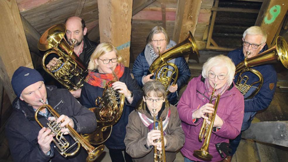 Der Aufstieg in die oberste Ebene des Glockenturms der evangelisch-reformierten Kirche ist anstrengend und nicht ganz ungefährlich. Trotzdem nehmen die Mitglieder des Posaunenchores der Kirchengemeinde seit Jahren diesen beschwerlichen Akt auf sich, um allen Bundern musikalische Neujahrsgrüße aus luftiger Höhe zu senden. © Foto: Himstedt