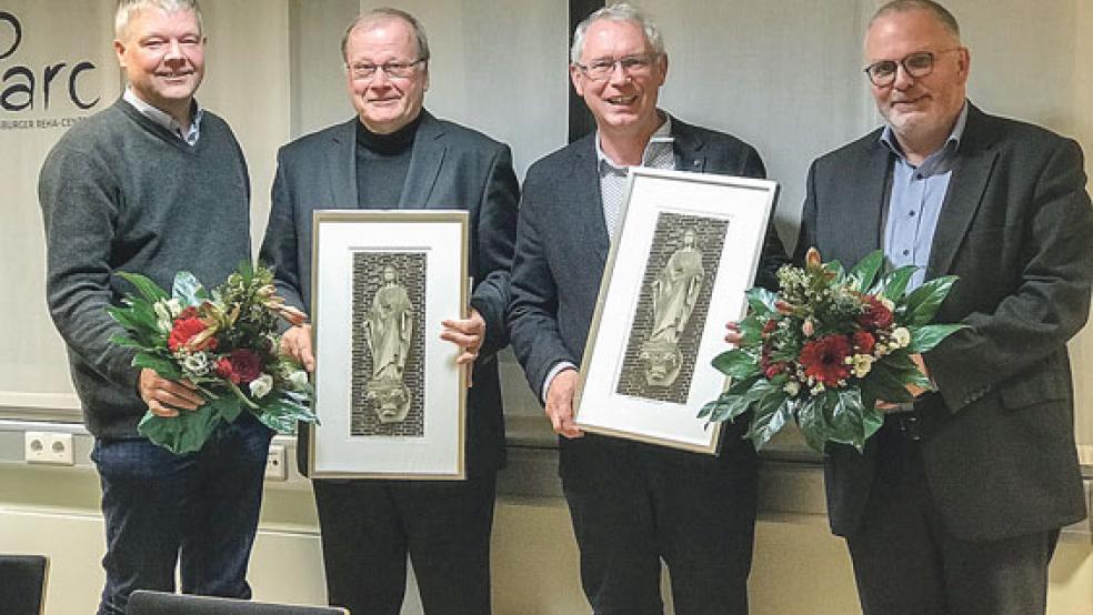 Ulrich Nehe (zweiter von links) und Rudolf Fissmann (zweiter von rechts) wurden von Emslanddechant Thomas Burke (links) und Dechant Franz-Bernhard Lanvermeyer aus dem Kuratorium des Marien Hospitals verabschiedet. © Foto: Marien Hospital Papenburg