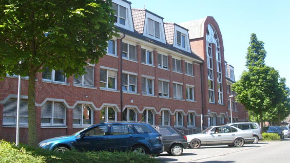 Im Bereich der steuerfinanzierten Grundsicherung (Hartz IV) waren 8160 Ostfriesen arbeitslos gemeldet. Davon zählten 52,5 Prozent als langzeitarbeitslos. Das Bild zeigt das Zentrum für Arbeit (ZfA) an der Bavinkstraße in Leer. © Foto: Szyska