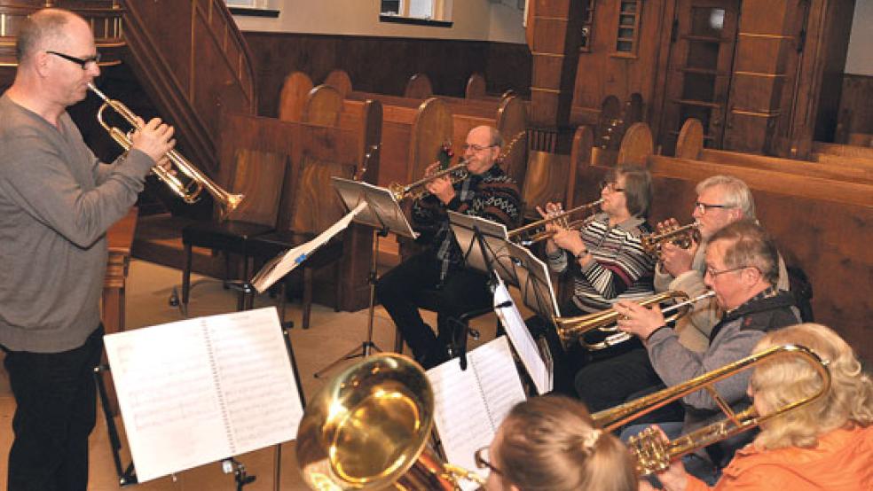 Der Posaunenchor spielte einige Lieder für die rund 50 Gäste auf dem Jemgumer Neujahrstreffen. Jemgums Bürgermeister Hans-Peter Heikens (kleines Bild) gab in seiner Ansprache einen Ausblick auf Maßnahmen der Verwaltung in 2020. © Fotos: Wolters