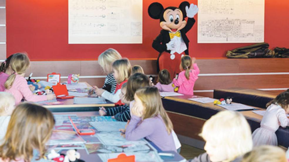 Die Kinder der Kindertagesstätte Nautilus der Meyer Werft konnten sich über einen Besuch von Mickey Maus freuen. © Foto: privat