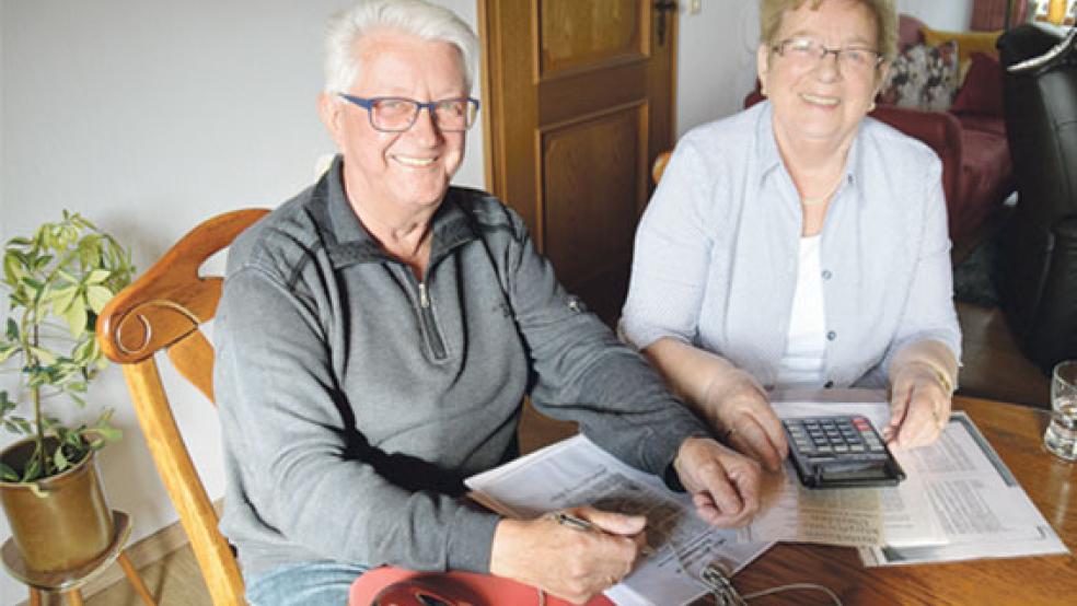 Wollen die Sterbekasse Dollart in Ehren zu Grabe tragen: Karl-Heiko Metzler und Meta Battermann haben gemeinsam mit Kassenwartin Angelika Wilken (fehlt auf dem Foto) sämtliche Möglichkeiten abgewogen und sehen letztendlich eine Auflösung als unausweichlich an. © Foto: Himstedt