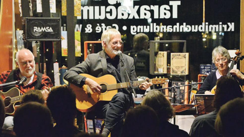 Zwei ausverkaufte Konzerte: Klaus Hagemann (Gitarre), Jan Cornelius (Gesang/Gitarre) und Christa Ehrig (Cello) begaben sich am Wochenende auf eine musikalische Zeitreise.  © Foto: Ammermann