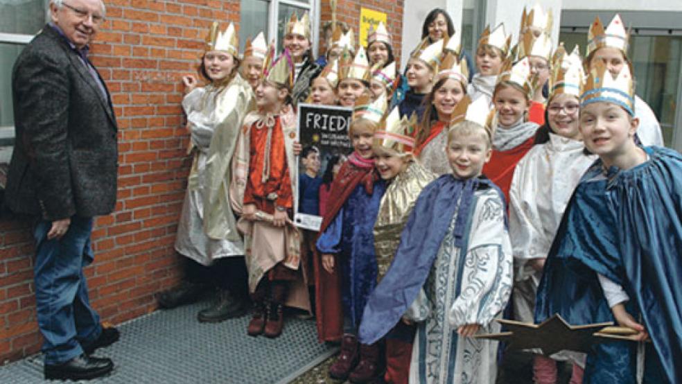 Den Segensspruch »C M B« (»Christus mansionem benedicat - Christus segne dieses Haus«) hinterließen die »Sternsinger« aus dem Rheiderland gestern auch am Krankenhaus in Weener. Dort wurden sie empfangen vom Vorsitzenden des Allgemeinen Krankenhausvereins, Jakobus Baumann (links), der ihnen auch eine Spende überreichte. Ihr Gesangsauftritt im Foyer wurde über das hausinterne Fernsehen live in die Patientenzimmer übertragen.  © Foto: Szyska