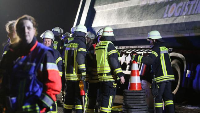 Trümmerfeld auf der Autobahn