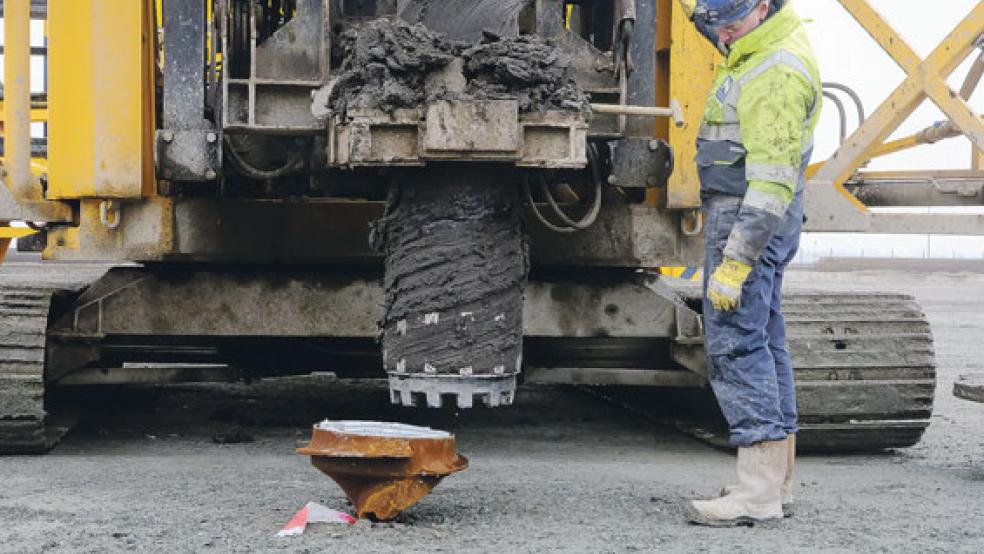 Stück für Stück: Thorsten Noormann von der Emder Firma Gebrüder Neumann an einer der 800 Bohrspitzen. © Foto: Hasseler