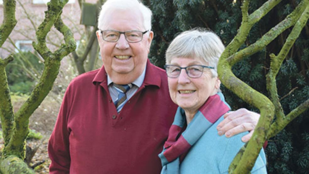 Lernten sich beim Schnapsausschenken kennen und lieben: Jan-Dieter und Helga van Hoorn aus Bunde feiern heute ihre Goldene Hochzeit. © Foto: Himstedt
