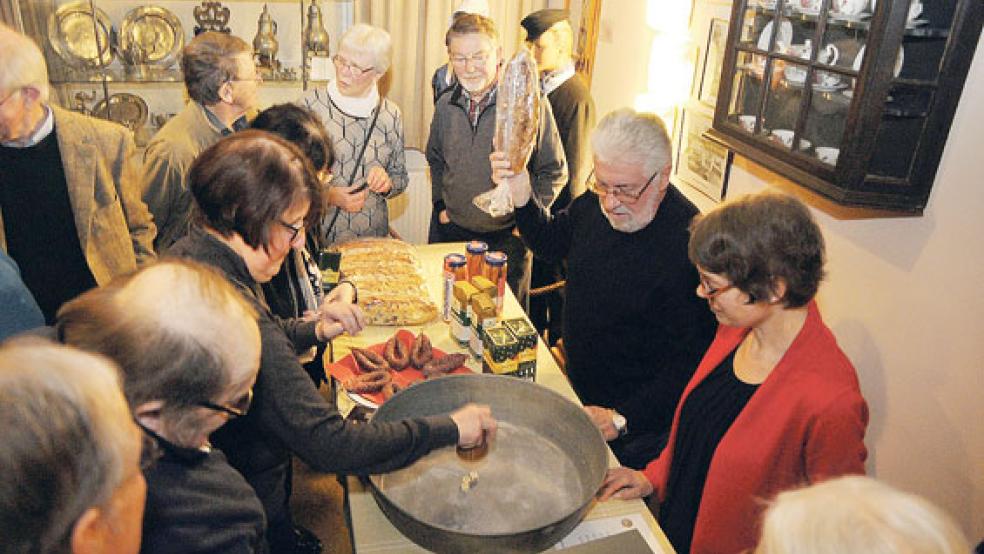 An vier Baaljes im Saal des Heimatmuseums konnten die Mitglieder des Heimatvereins ihr Geschick beim Würfeln erproben. Wie immer gilt beim Knobeln mit drei Würfeln: »18 ist hoch«. © Foto: Wolters