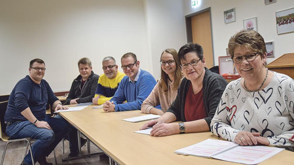 Die Textbücher dienen jetzt nur noch zur Sicherheit, denn bereits seit Mitte Oktober üben die Mitglieder des Feuerwehrtheaters Weener ihr neues Stück »Jens Petersen kriegt Besuch«. Das Foto zeigt von links: Hendrik Tirrel, Okko Duismann, Walter Buß, Matthias Schmidt, Kerstin Kolthoff, Monika Fisser und Wilma Cramer. © Foto: Himstedt