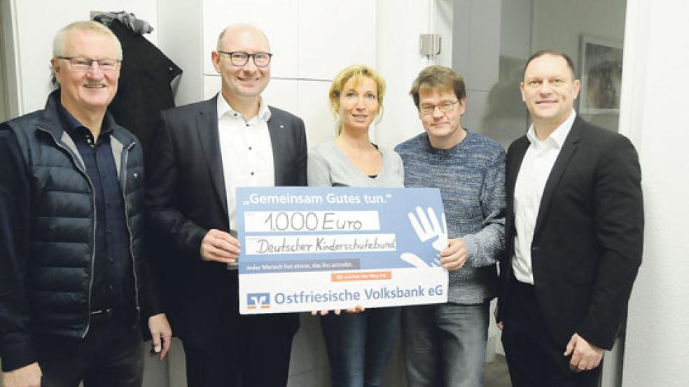 Stefan Blankmann (zweiter von links) und Matthias Nittmann (rechts) von der Ostfriesischen Volksbank überreichten Richard Heeren, Tanja Siemermann-Neuhaus und Christian Hildebrandt (von links) vom Kinderschutzbund Leer einen symbolischen Scheck in Höhe von 1000 Euro. © Foto: Wolters