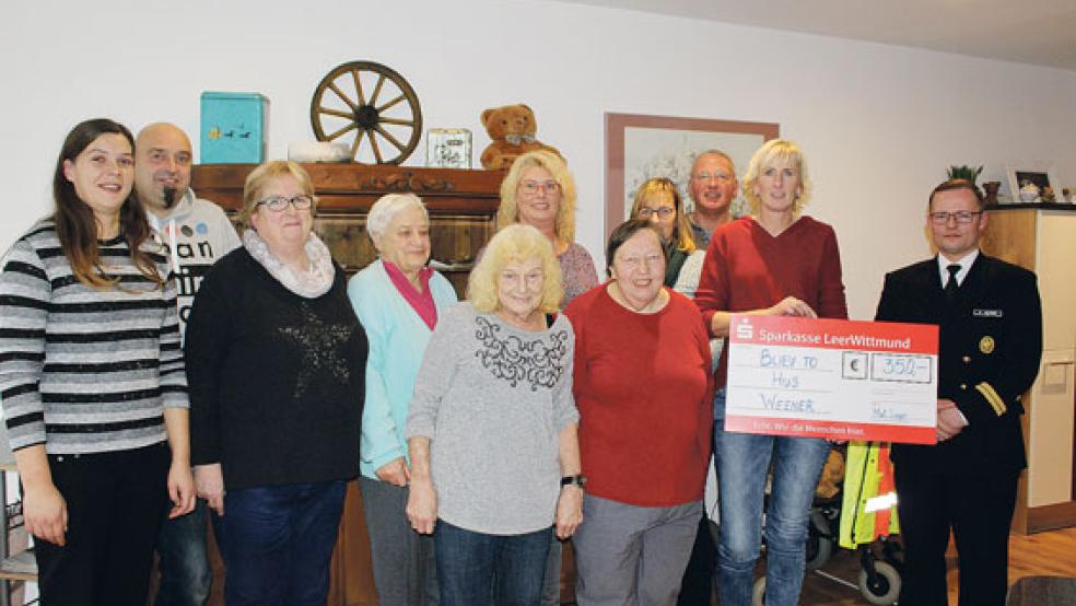 Der Verein »Bliev to Hus« freut sich über eine Spende in Höhe von 350 Euro von den Mitarbeitern des Materiallagers der Bundeswehr in Weener. Das Foto zeigt von links: Annika Pals, Thomas Hartmann-Rieks (beide »Bliev to Hus«), Annette Maas, Ingrid Bracht, Dita Schröder, Sonja Sanders vom Organisationsteam der Spendenaktion, Elfriede Maurer sowie Gesine Winterbur, Günther Bertus, Angelika Schulte als Vertreter des Orga-Teams und Alexander Heinze (Leiter des Materiallagers). © Foto: Berents