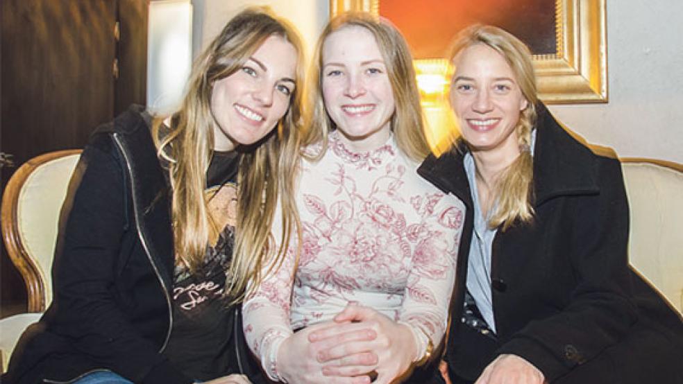 Bringen die Zukunft nach Weener: Regisseurin Eveline Schönfeld (Mitte) mit den Darstellerinnen Jytte-Merle Böhrnsen (rechts) und Kimberley Bernard. © Foto: Hanken