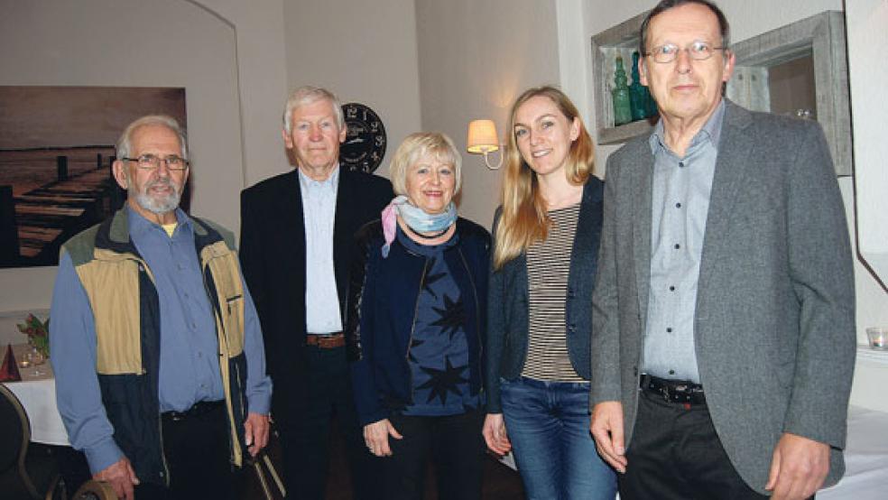 Der Vorstand des Freundeskreises mit Fred Klinkhardt, Bernd und Elise Seeringer, Landesbühnen-Pressesprecherin Judith Schumann und Franz Schubert (von links). © Foto: Hoegen