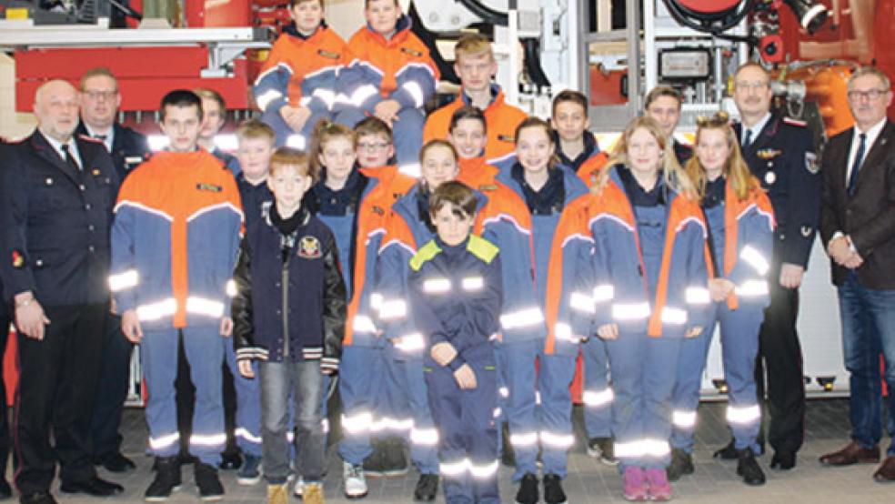 Die Jugendfeuerwehr Weener mit (von links) Jugendfeuerwehrwart Ewald Freese, dem stellvertretenden Jugendfeuerwehrwart Jens Kotte und dem stellvertretenden Kreisjugendfeuerwehrwart Timo Smit. Im Bild von rechts: Stadtbrandmeister Jörg Fisser, der stellvertretende Bürgermeister Helmut Geuken und Ortsbrandmeister Hans-Joachim Kotulla.  © Foto: Feuerwehr/Rand