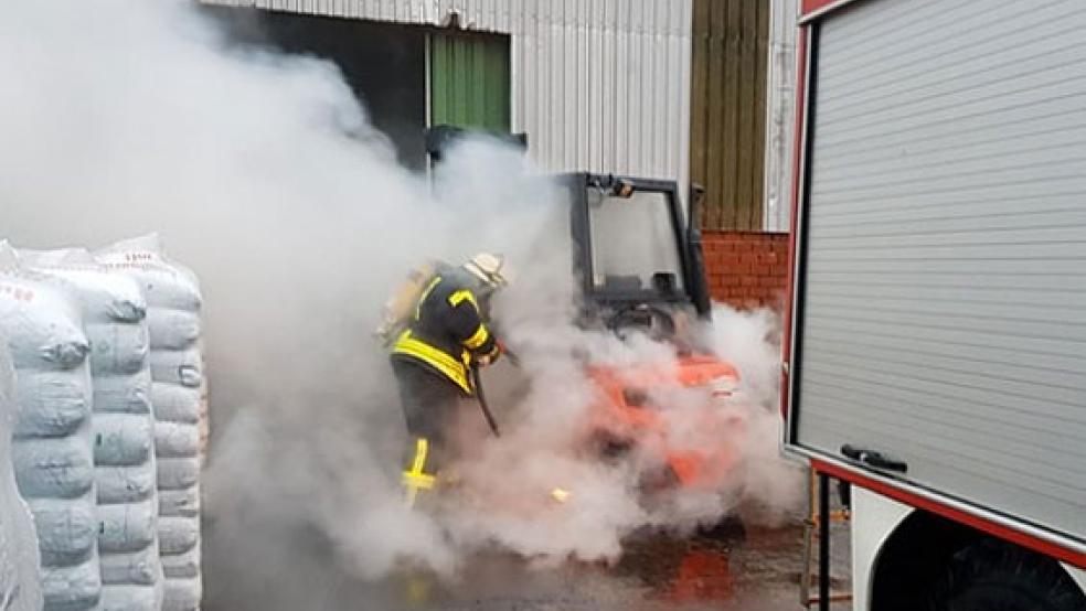 Die Feuerwehr löschte in Völlenerfehn einen brennenden Gabelstapler. © Foto: Feuerwehr