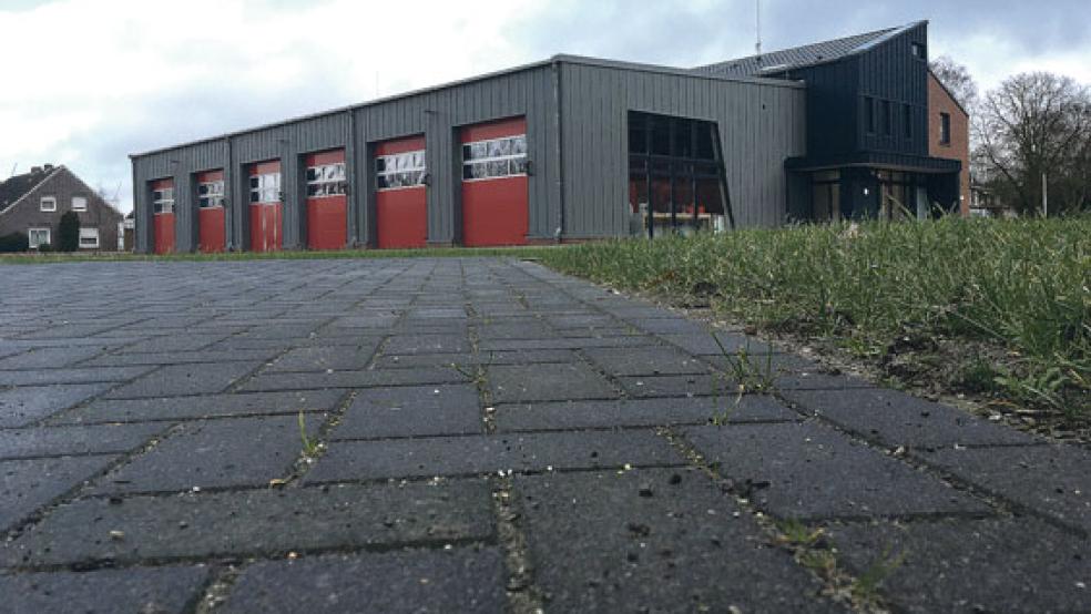 Das Straßen- und Tiefbauamt der Leeraner Kreisbehörde war auch beim neuen Feuerwehrhaus in Weener an der Bundesstraße 436 tätig. © Foto: Boelmann