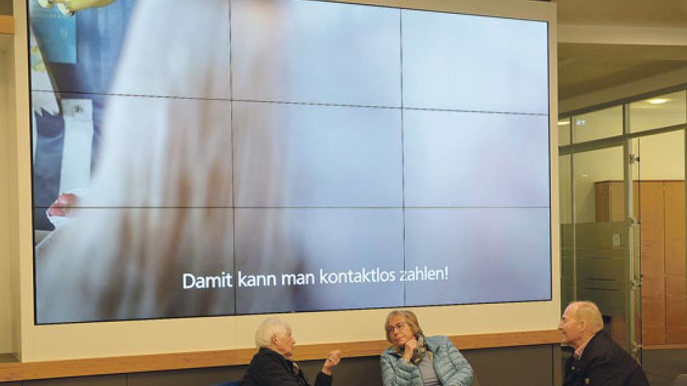 In der Kassenhalle der Hauptstelle schauten sich beim »Tag der offenen Tür« viele Besucher um.  © Foto: Ammermann