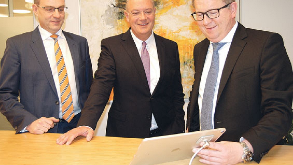 Das iPad symbolisiert es: Die OVB-Vorstandsmitglieder Georg Alder, Holger Franz und Joachim Fecht (von links) haben die Online-Strategie der Ostfriesischen Volksbank genau im Blick. © Foto: Hoegen