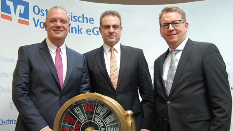 »Volle Kraft voraus« heißt es für die OVB-Vorstände Holger Franz, Georg Alder und Joachim Fecht auch bei der »Bank für Schifffahrt«, die zur OVB gehört. © Archivfoto: Hoegen