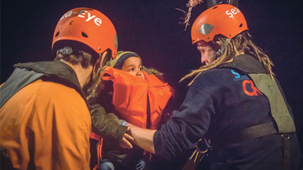Diesen Moment wird Felix Tappe (rechts im Bild) niemals vergessen. Als freiwilliger Helfer holt der Weeneraner ein Kleinkind an Bord des Rettungsschiffs »Alan Kurdi«. © Foto: Sally Hayden (dpa)