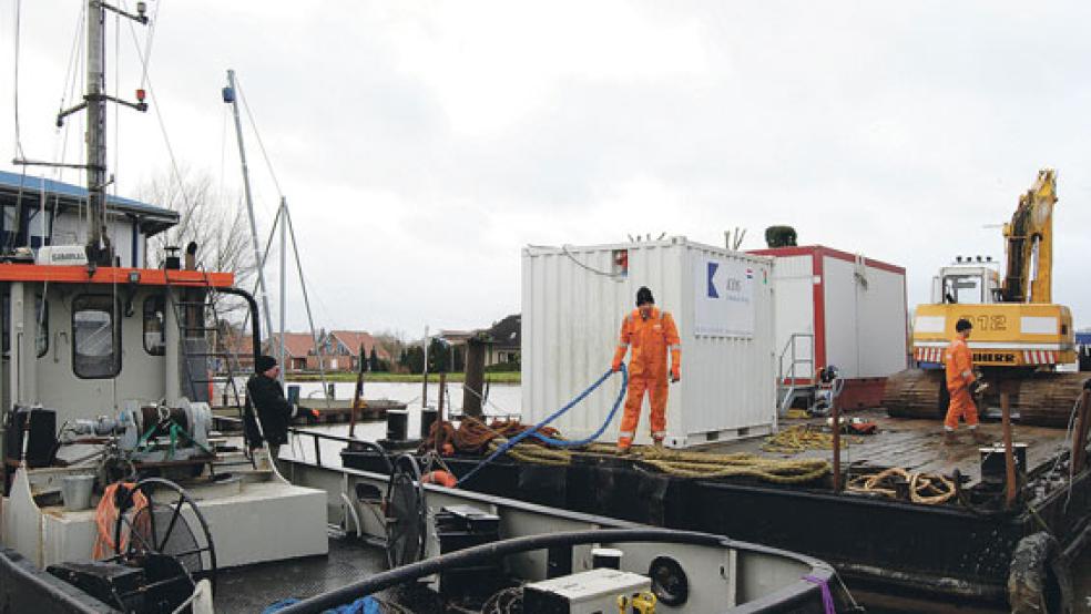 Die »Kap Horn« sorgt dafür, dass der Ponton mit den Material-Containern von »Industrial Diving« und einem Bagger innerhalb des Hafenbeckens bewegt werden kann und fungiert damit als »Schubboot«. © Foto: Hoegen