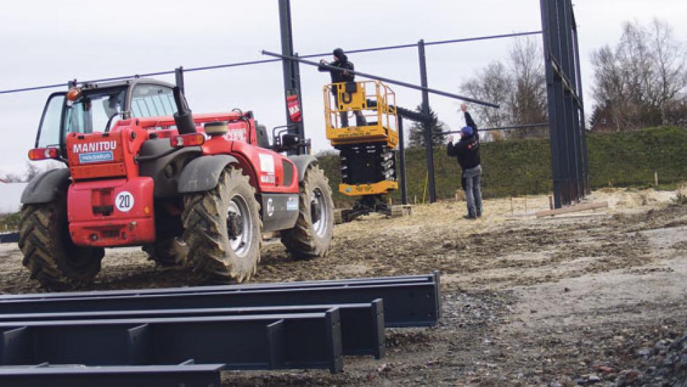 Die Stahlbauarbeiten für eine neue Firmenhalle haben in diesen Tagen begonnen. Betriebsinhaber Andre Gersema aus Stapelmoor siedelt sich mit seinem Autoteile-Vertrieb und Gebrauchtwagen-Handel im Gewerbegebiet an. © Foto: Szyska