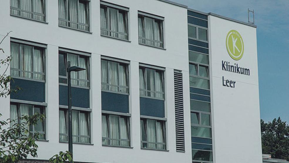 An den Krankenhäusern in Leer, Aurich und Emden sind 65 offene Stellen ausgeschrieben. © Fotos: RZ-Achiv (2) & Jaspersen (dpa) 